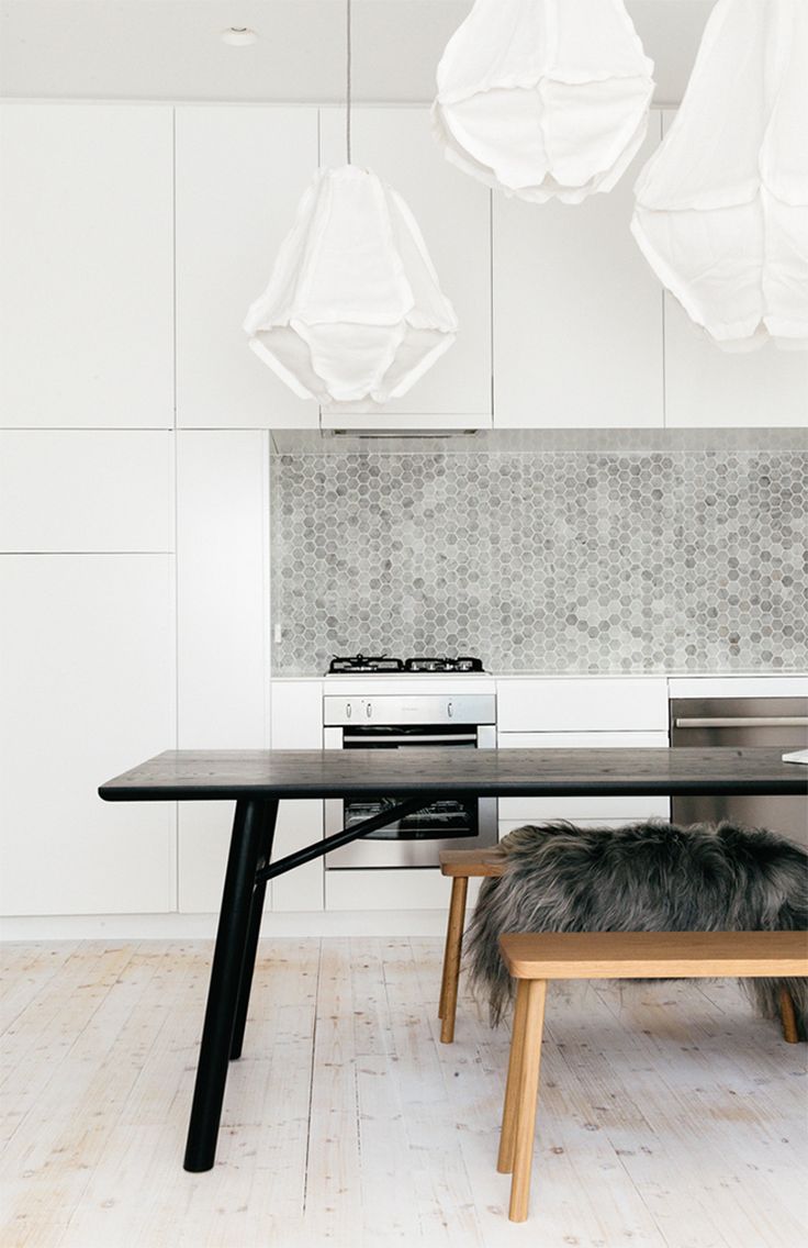 design interior amenajare bucatarie alb stil minimalist faianta metalica